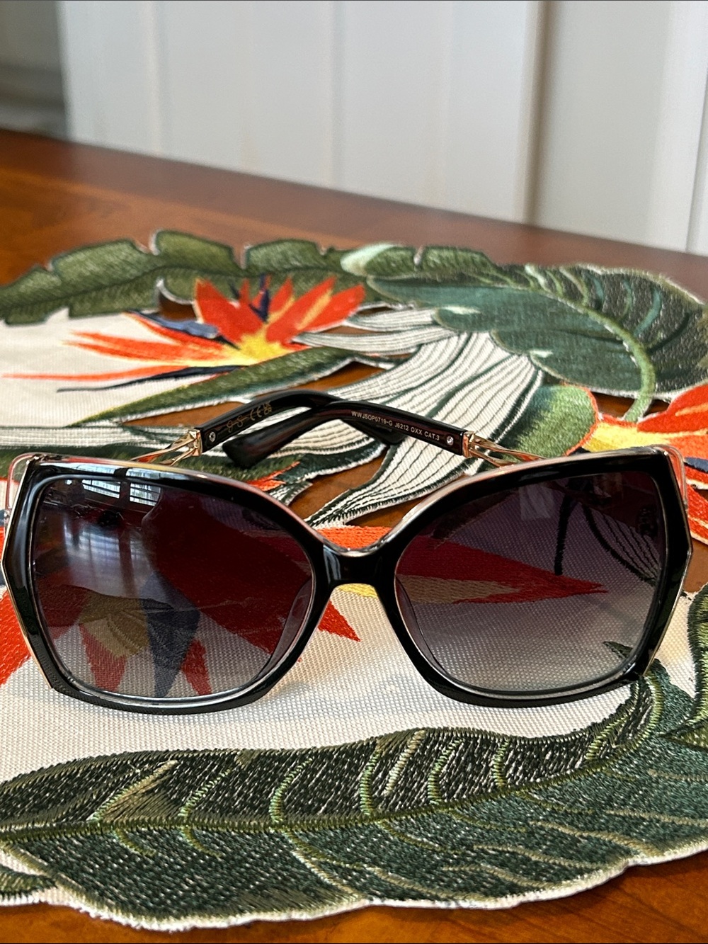 Jessica Simpson Black Frame Gradient Lens Sunglasses